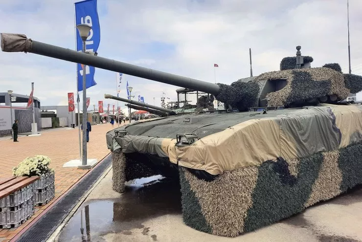 Представлены малозаметный вариант танка Т-14 «Армата» и модульная система «Тритон»
