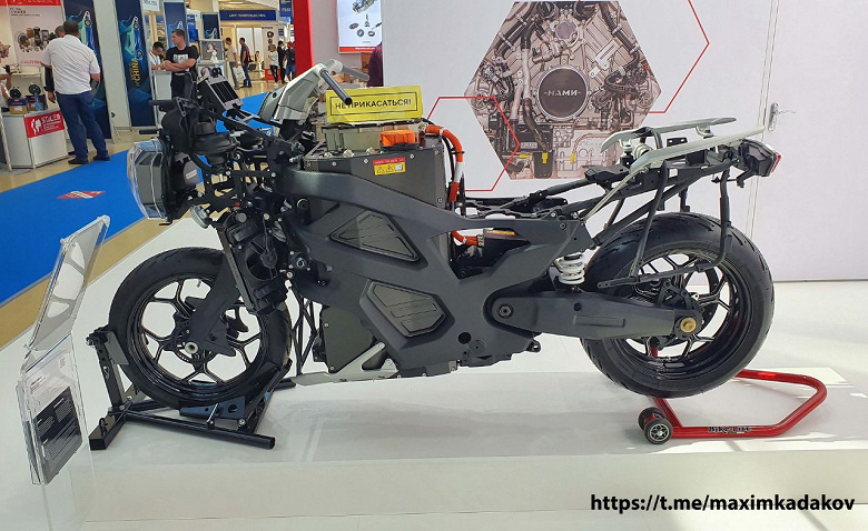 В Москве показали «раздетый» мотоцикл Aurus Merlon. Сталь заменили силумином для облегчения конструкции