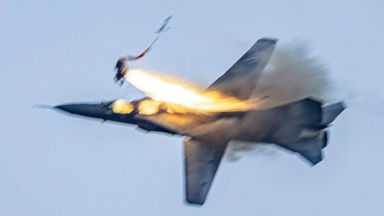 Уникальные кадры катапультирования из МиГ-23. Фотографу удалось заснять всю последовательность