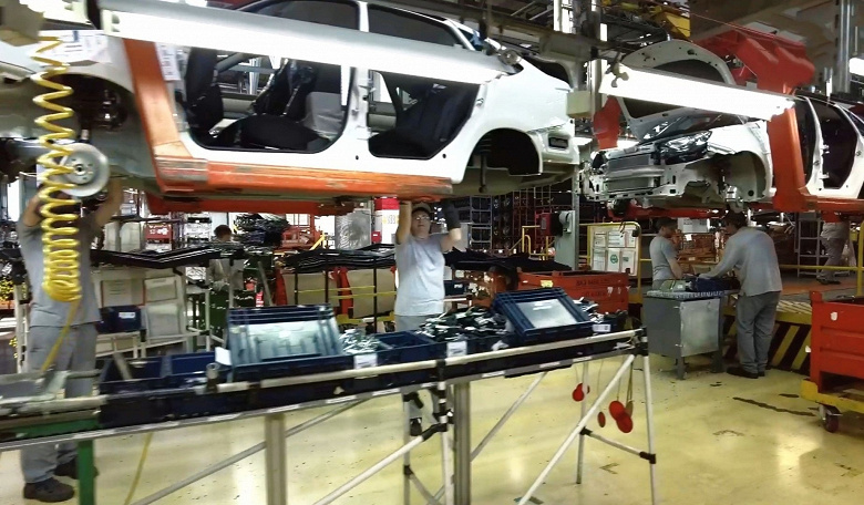 АвтоВАЗ вдвое нарастил выпуск Lada Granta за воскресенье и продолжил доработку некомплектных Vesta