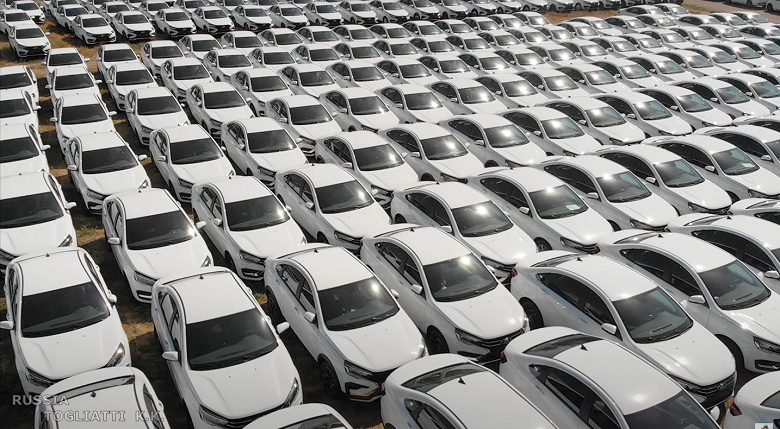 Коллапс на АвтоВАЗе: на площадках завода скопились тысячи машин, которые завод не может отгрузить дилерам из-за транспортного кризиса