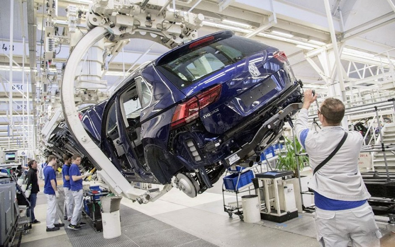 Завод Volkswagen в Калуге перешёл россиянам, но режим простоя снова продлили — ещё на три месяца