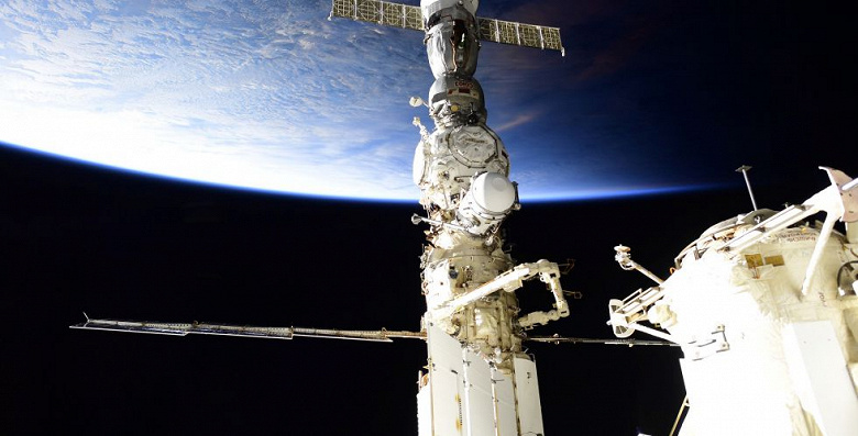 Космонавты-рекордсмены возвращаются на Землю: Роскосмос показывает посадку спускаемого аппарата корабля «Союз МС-23» в прямом эфире [Обновлено]
