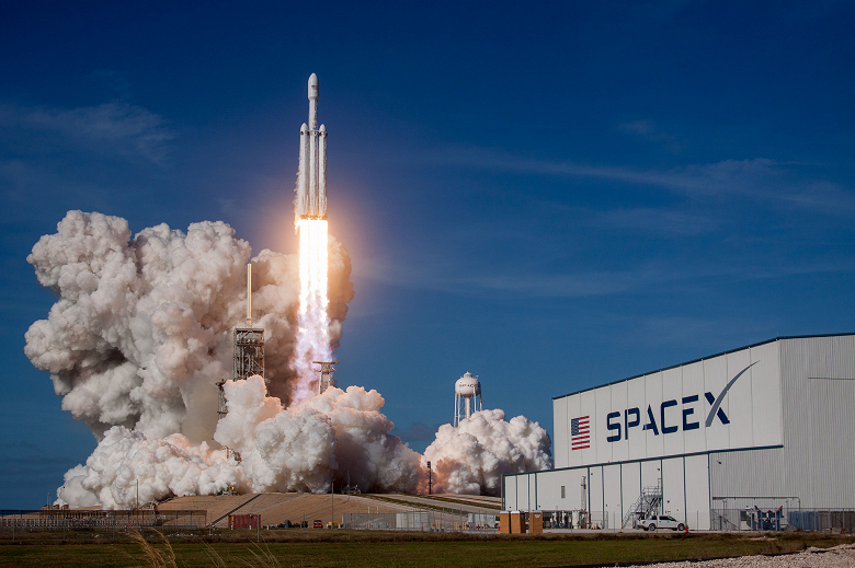 SpaceX запустит 14 ракет, чтобы доставить на орбиту все спутники своего конкурента — оператора Telesat