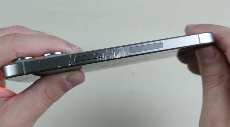 «Титановый» iPhone 15 Pro протестировали при помощи ножа и молотка. Хваленая титановая рамка оказалась слабым местом