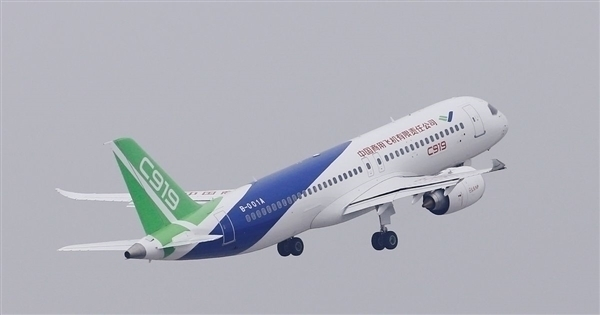 Китайский пассажирский самолет COMAC C919, сделанный на замену Airbus и Boeing, выходит за пределы Китая. Бруней купит 15 таких авиалайнеров