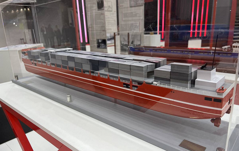 Представлена модель первого российского универсального сухогруза-контейнеровоза. Названа цена