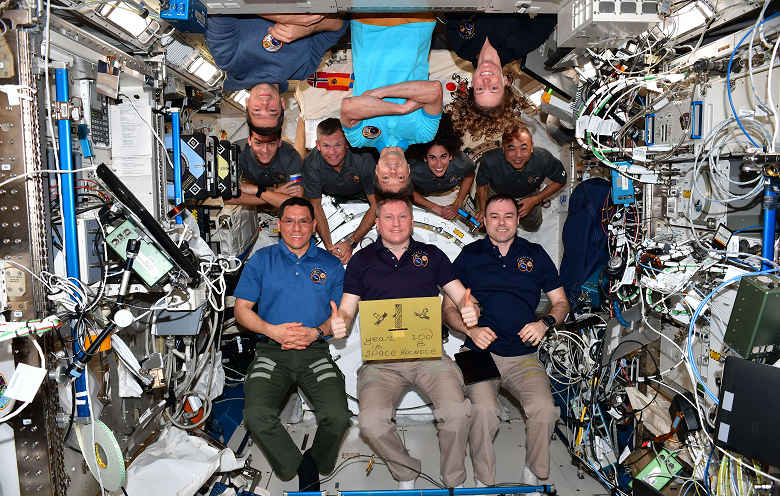 Кулинария в невесомости: свою годовщину полёта на МКС космонавты отметили пиццей
