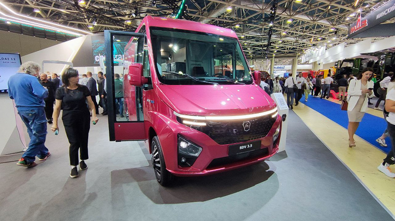 В Москве представили развозной фургон ГАЗ SDV 3.5 на базе «ГАЗели», вдохновленный грузовиками Amazon. Живые фото необычной новинки