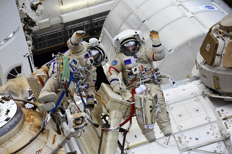 Столько на МКС ещё не летали: российские космонавты устанавливают рекорд продолжительности полёта