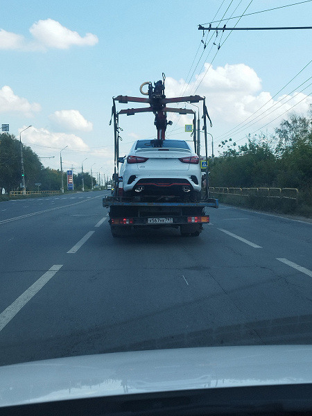 Одну из первых готовых Lada Vesta Sport засняли на дороге