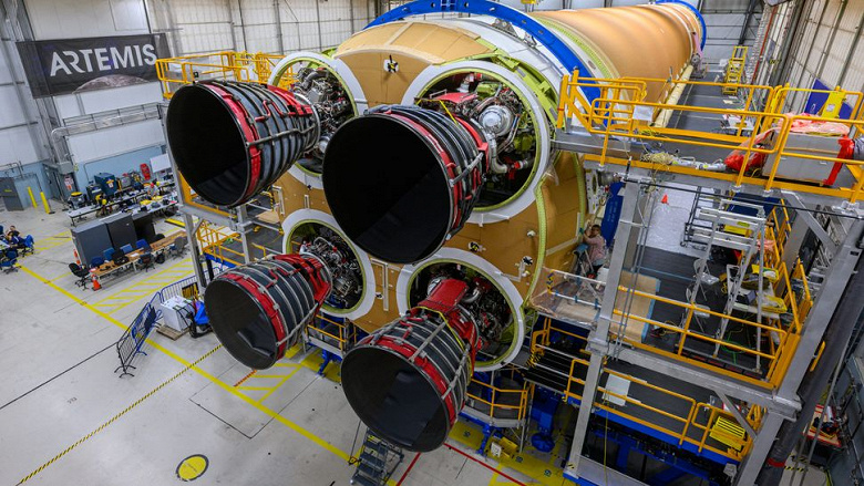 Техники установили четвёртый (и последний) двигатель RS-25 на ракету SLS, которая доставит миссию Artemis 2 на Луну в конце 2024 года
