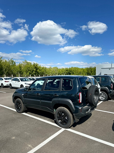 Lada Niva Travel Black в цвете «Несси» с мультимедийной системой показали со всех сторон. Дилер предлагает такие машины дешевле 1,5 млн рублей