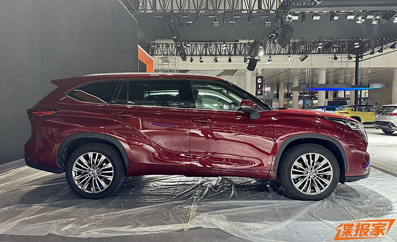 Это новый Toyota Highlander 2024: внедорожник засняли вживую до премьеры