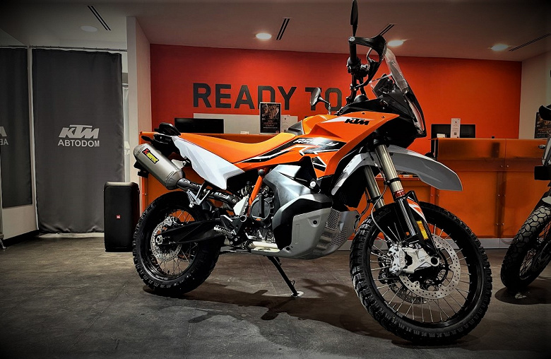 В России выходят мотоциклы КТМ 890 Adventure R Rally и KTM 300 EXC Hardenduro