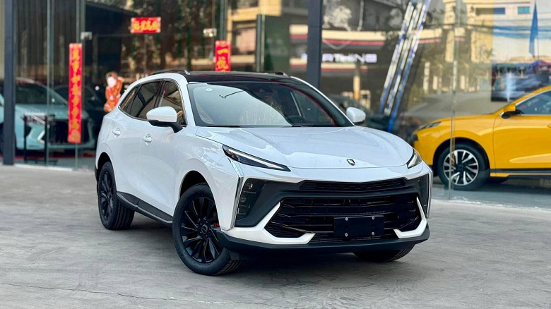 В России появится «ураганный» Forthing T5 EVO. Кроссовер, похожий на Lamborghini Urus, получит не только полный привод, но и три «лица»