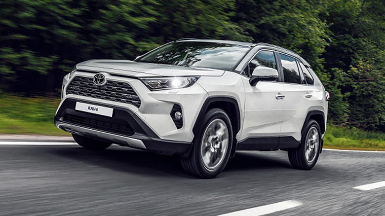 У дилеров обнаружились Toyota RAV4 и Mitsubishi Outlander российской сборки. Все машины — 2022 года выпуска