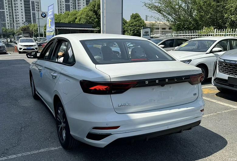 Обновленный Geely Emgrand засняли в Китае. Продажи стартуют в июне, цена — от 9,5 тыс. долларов