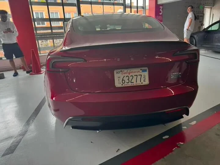 Совершенно новую Tesla Model 3 Ludicrous показали со всех сторон