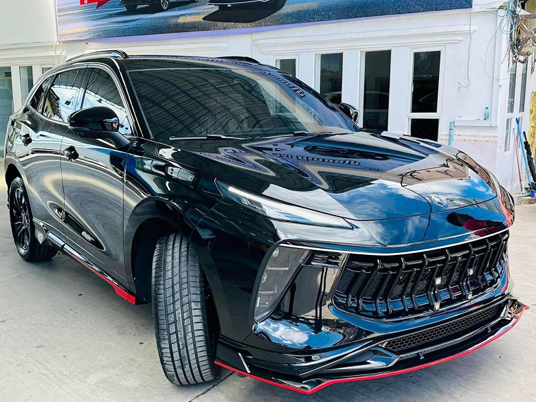 В России появится «ураганный» Forthing T5 EVO. Кроссовер, похожий на Lamborghini Urus, получит не только полный привод, но и три «лица»