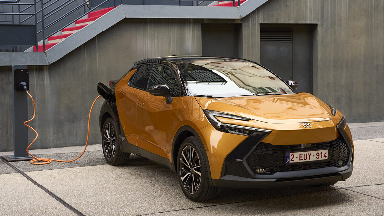 Представлен Toyota C-HR Plug-in Hybrid 220