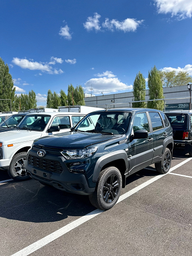 Lada Niva Travel Black в цвете «Несси» с мультимедийной системой показали со всех сторон. Дилер предлагает такие машины дешевле 1,5 млн рублей