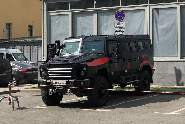 Московский метрополитен приобрел десятитонный броневик «Буран» со шноркелем