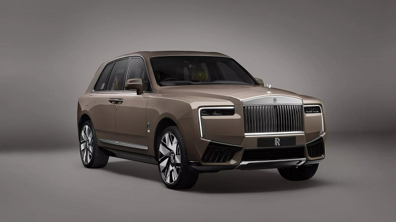 В России — новый Aurus Senat, а у Rolls-Royce — новый Cullinan: люксовый внедорожник получил светящуюся решётку радиатора и огромные 23-дюймовые диски