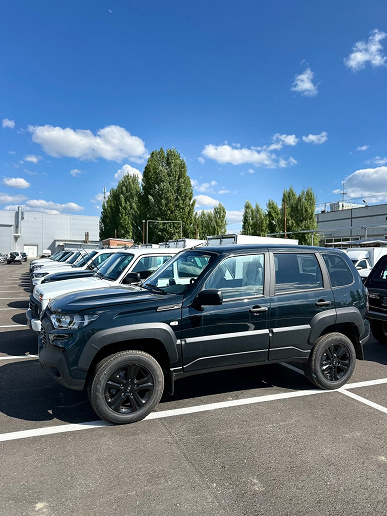 Lada Niva Travel Black в цвете «Несси» с мультимедийной системой показали со всех сторон. Дилер предлагает такие машины дешевле 1,5 млн рублей