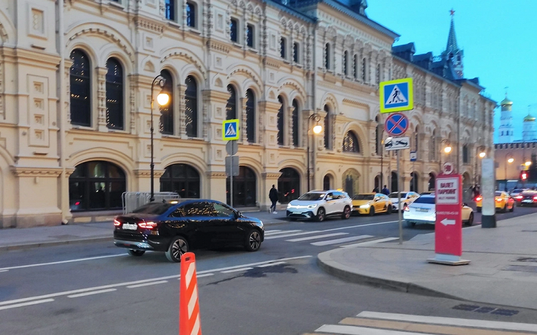 На улицах Москвы и Санкт-Петербурга начали замечать представительские седаны Lada Aura