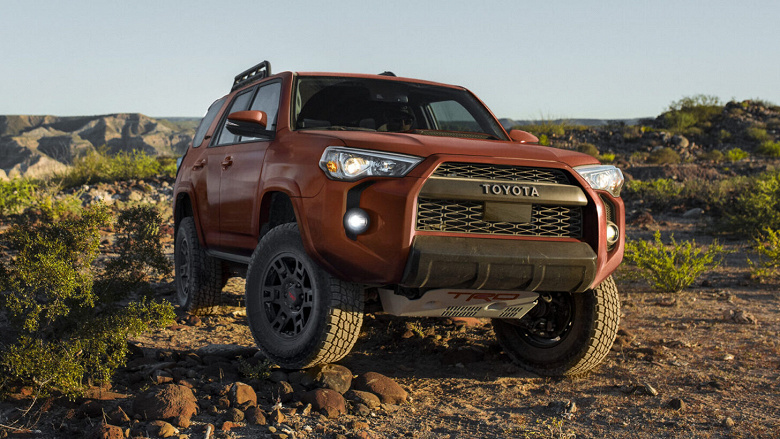 Внедорожник Toyota 4Runner, признанный Consumer Reports самым надежным автомобилем в мире, подорожал в России. Но он все равно дешевле Land Cruiser