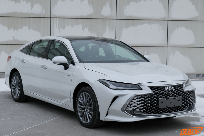 Новая Toyota Camry поделилась моторами с большим седаном Toyota Avalon