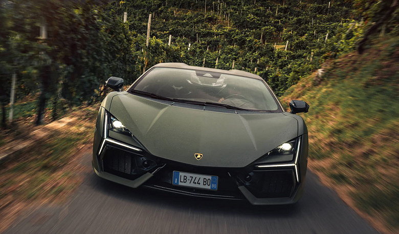 140 миллионов рублей — недорого за эксклюзив? Первый Lamborghini Revuelto уже едет в Россию