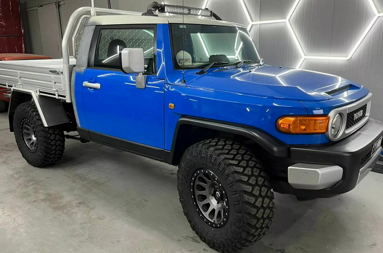 Из «Крузака» сделали грузовичок с бортовой платформой: для модификации Toyota FJ Cruiser использовали части Toyota Hilux и Patrol