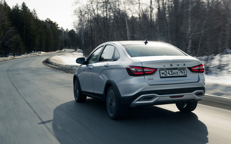 Lada Vesta — новая, а проблемы — старые. В первом тесте Vesta с вариатором обнаружились «глюки» приборной панели, барахлящий круиз-контроль и плохо работающие подрулевые рычажки