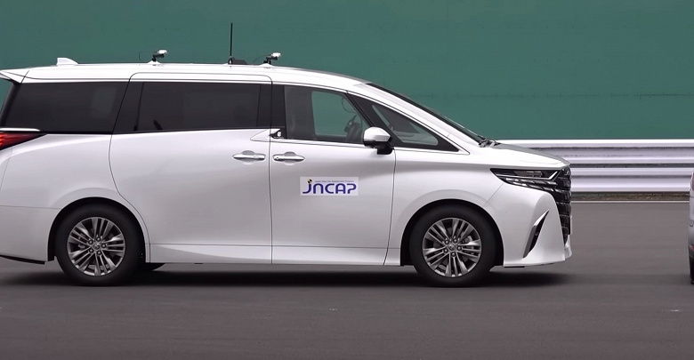 Toyota Alphard опрокинулся на бок в ходе испытаний на безопасность, но это не помешало ему получить высокую оценку