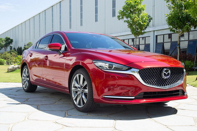 Mazda6 японской сборки с мотором 2,5 л, «автоматом», топовым оснащением и гарантией 2 года — за 4,2 млн рублей. В Белоруссии устроили распродажу Mazda