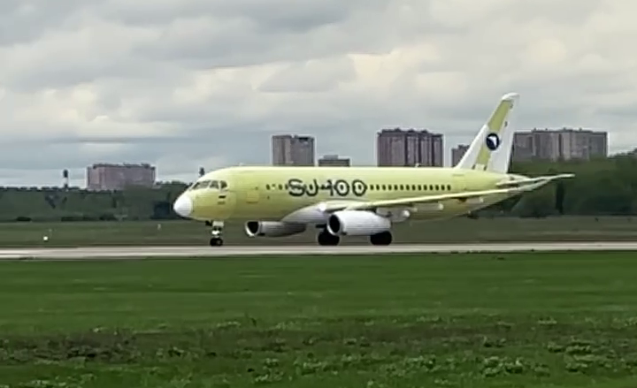 Первый лётный экземпляр отечественного авиалайнера SSJ New прибыл в Жуковский для прохождения сертификационных лётных испытаний