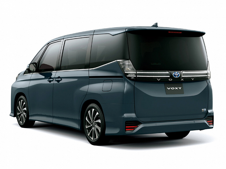 «Младший брат» Toyota Alphard, но с обычным 2,0-литровым мотором и всего за 2,4 млн рублей. В России уже можно заказать Toyota Voxy 2024