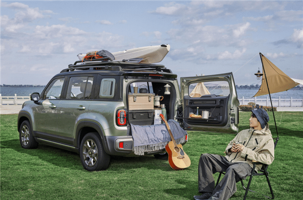 «Китайский Suzuki Jimny» с адаптивным круиз-контролем стал пятидверным. Кроссовер Baojun Yep Plus показали на официальных фото