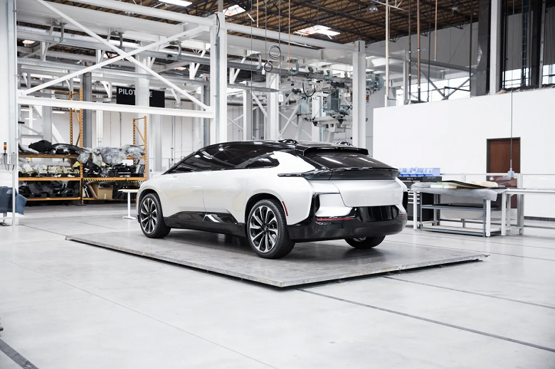 Тонет, но продолжает цепляться за жизнь. Faraday Future с многомиллиардными убытками сократила штат, задерживает арендную плату и отзывает все машины, выпущенные в 2023 году