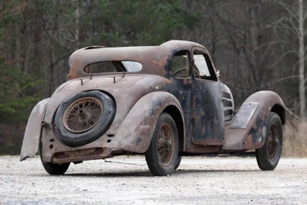 За прогнивший Bugatti Type 57 Ventoux 1936 года идут активные торги: за машину предлагают уже более 100 000 долларов