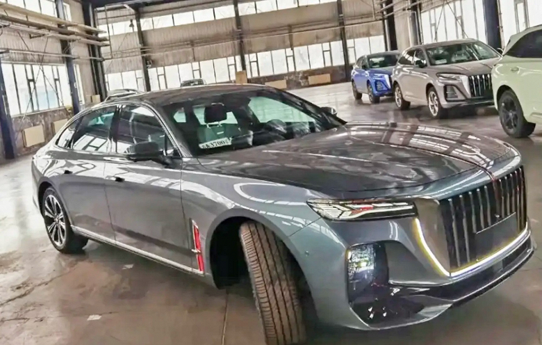 Это Hongqi H9 2024. Новейший премиальный седан показали вживую