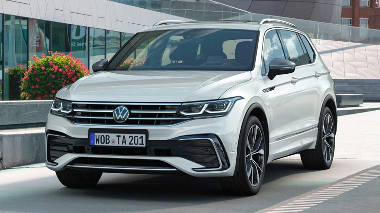 Семиместный Volkswagen Tiguan Allspace подешевел в России на 1 млн рублей с лета 2023 года. Названа актуальная стоимость кроссовера