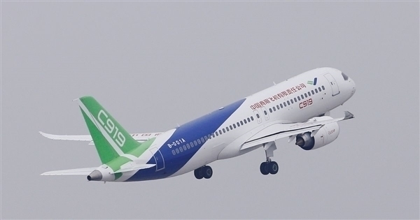 Уже четвёртый китайский авиалайнер COMAC C919 выходит на регулярные маршруты. Он будет летать из Пекина в Шанхай