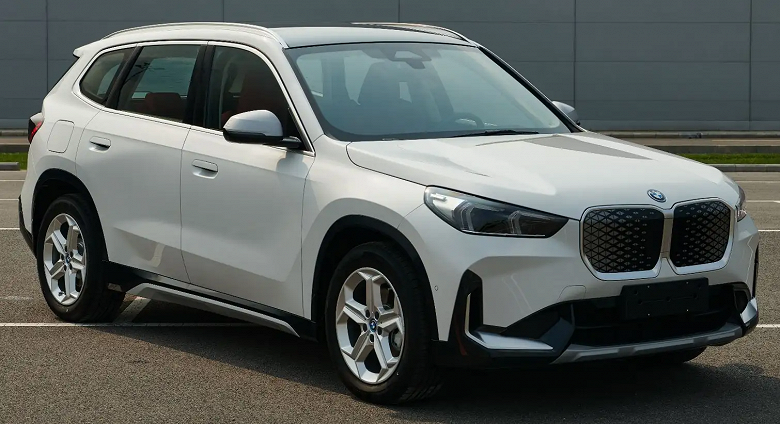 Новый BMW iX1 eDrive25L выйдет в мае: появились живые фото и цена