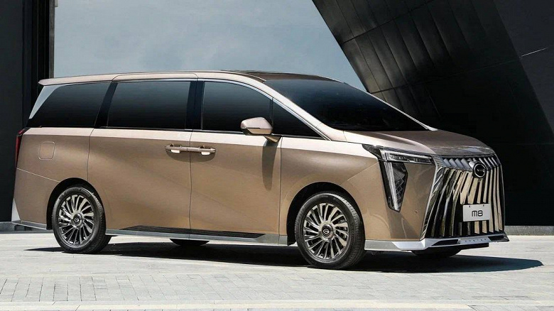 Заменитель Toyota Alphard официально выходит в России: объявлены цены