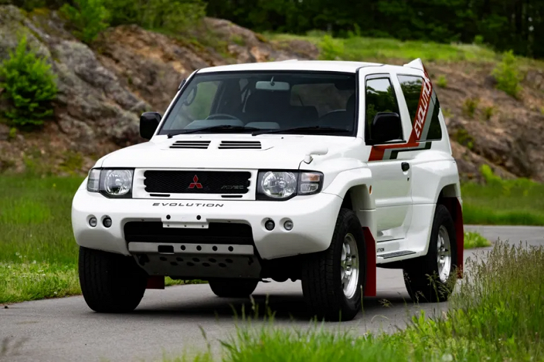 За уникальный Mitsubishi Pajero Evolution идут торги