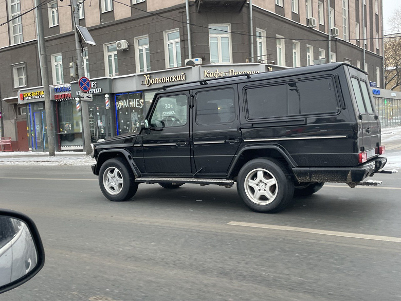 В Москве засняли необычный «Гелендваген Скорпион» со сдвижными дверьми и удлинённым задним свесом: что это за машина?