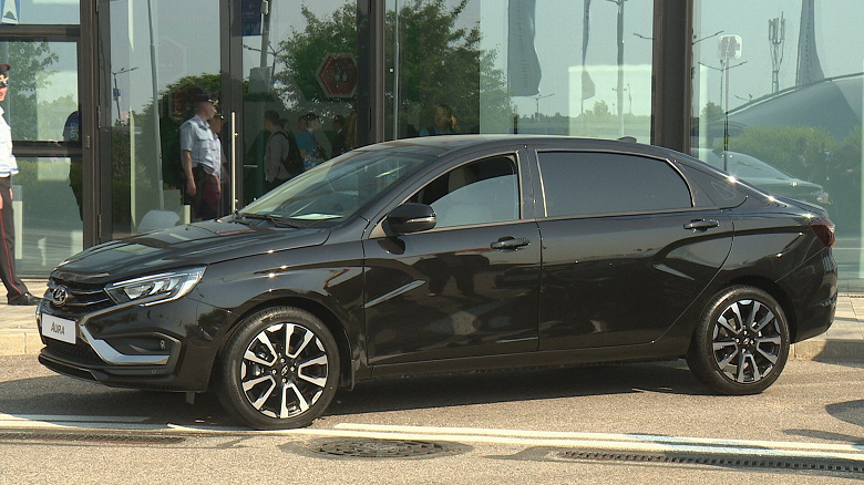 Lada Aura уже прогнали по конвейеру АвтоВАЗа. Оснастку для изготовления деталей привезли из Китая, собрано около 10 машин